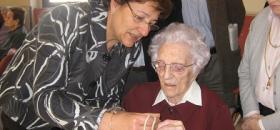 Pepa Masià, residente del Centro Geriátrico Maria Gay, recibe la medalla centenaria