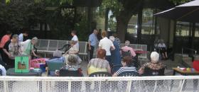 Gincana al fresco en el Centro Geriátrico Maria Gay