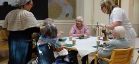 Visita de la Castanyera al Centre Geriàtric Maria Gay de Girona