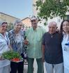 L'auxiliar d'infermeria Montserrat Batllori i la terapeuta ocupacional del Centre Maria Gay, Nerea Marín, al costat de persones residents aficionades a l'horticultura.