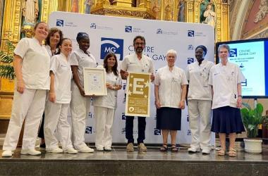  Foto d'equip amb el segell, que és fruit de l'esforç col·lectiu del Centre Maria Gay oferint una atenció integral i humana.