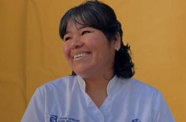 Roxana Pilar Ortega, auxiliar de geriatría, quien aprende catalán para mejorar la comunicación en sus cuidados.