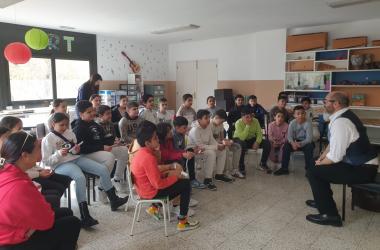 El metge del Centre Geriàtric Maria Gay, Dr. Jordi Sanz, va visitar el Col·legi Sagrada Família de Girona.
