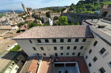 Vista panoràmica del Centre Maria Gay i de la ciutat de Girona.