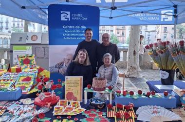 Treballadors i voluntaris a la nostra parada de Sant Jordi al Barri Vell de Girona.