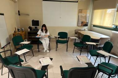 Mònica Palomo, psicòloga del Centre Maria Gay, preparant la sessió del grup d'ajuda mútua per als familiars.