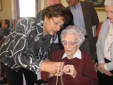 Pepa Masià, residente del Centro Geriátrico Maria Gay, recibe la medalla centenaria