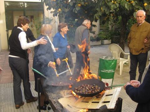 Celebración de la Castañada en el Centro Geriátrico Maria Gay