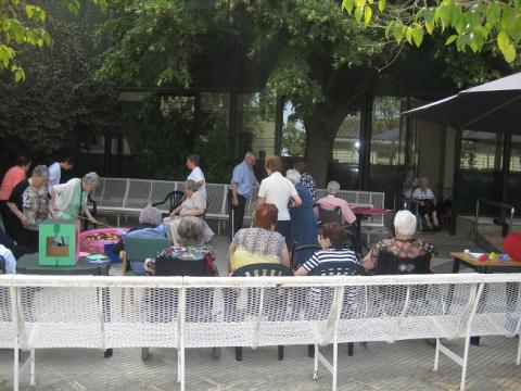 Gincana al fresco en el Centro Geriátrico Maria Gay