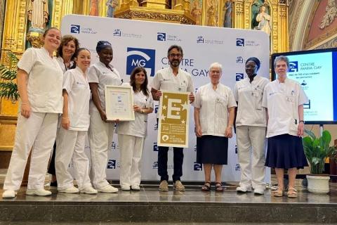 Foto d'equip amb el segell, que és fruit de l'esforç col·lectiu del Centre Maria Gay oferint una atenció integral i humana. Foto d'equip amb el segell, que és fruit de l'esforç col·lectiu del Centre Maria Gay oferint una atenció integral i humana.