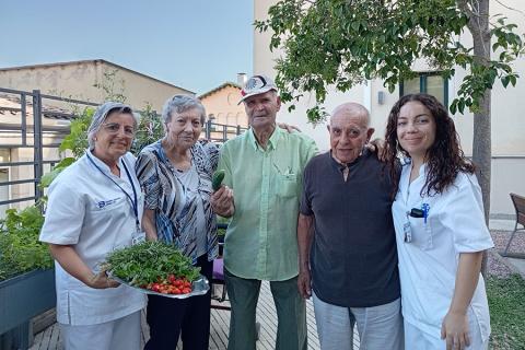 L'auxiliar d'infermeria Montserrat Batllori i la terapeuta ocupacional del Centre Maria Gay, Nerea Marín, al costat de persones residents aficionades a l'horticultura. L'auxiliar d'infermeria Montserrat Batllori i la terapeuta ocupacional del Centre Maria Gay, Nerea Marín, al costat de persones residents aficionades a l'horticultura.