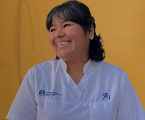 Roxana Pilar Ortega, auxiliar de geriatría, quien aprende catalán para mejorar la comunicación en sus cuidados. Roxana Pilar Ortega, auxiliar de geriatría, quien aprende catalán para mejorar la comunicación en sus cuidados.