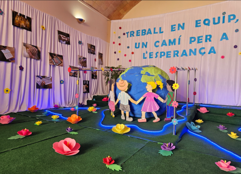 L'exposició, en la preciosa Església de la Casa Mare de les Religioses de Sant Josep de Girona, ha rebut una gran afluència de visitants, admirant el treball realitzat entre professionals i persones usuàries i residents del Centre. L'exposició, en la preciosa església de la Casa Mare de les Religioses de Sant Josep de Girona, ha rebut una gran afluència de visitants, admirant el treball realitzat entre professionals i persones usuàries i residents del Centre.