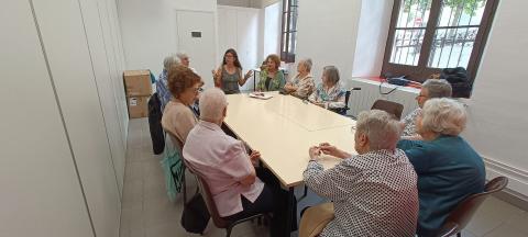 Residents del Centre Geriàtric Maria Gay de Girona participen al "Compartim Aficions" de Càritas Girona