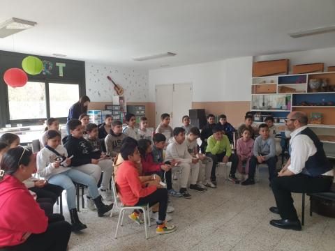 El metge del Centre Geriàtric Maria Gay, Dr. Jordi Sanz, va visitar el Col·legi Sagrada Família de Girona.