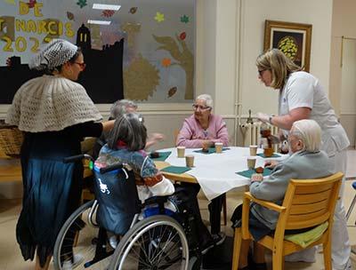 Visita de la castañera al Centre Geriàtric Maria Gay de Girona