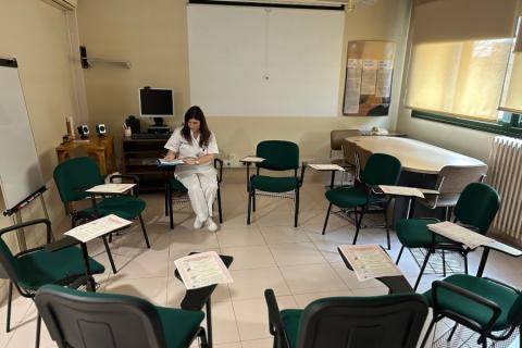 Mònica Palomo, psicòloga del Centre Maria Gay, preparant la sessió del grup d'ajuda mútua per als familiars.