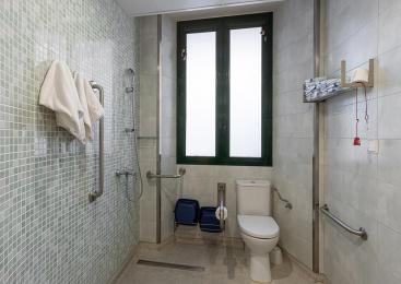 Fotografía de baño adaptado en el Centre Geriàtric Maria Gay