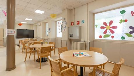 Fotografia de la sala d'oci i cafeteria del Centre Geriàtric Maria Gay