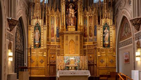 Fotografía de la capilla y altar en el Centre Geriàtric Maria Gay