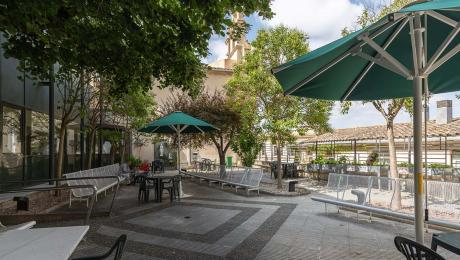 Fotografía de la terraza de la primera planta del Centre Geriàtric Maria Gay