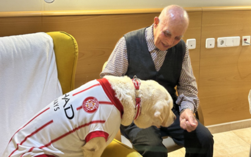 La Canya interactuant amb les persones residents.