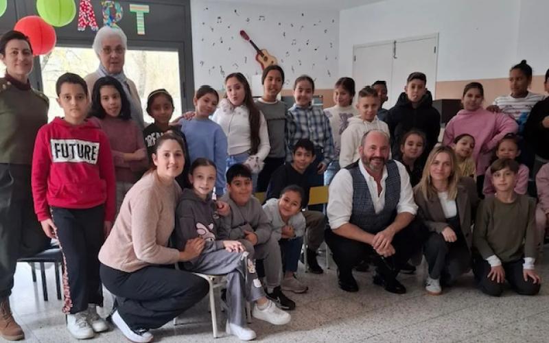La visita va servir per a l'intercanvi entre generacions, parlant el metge als alumnes dels seus pacients geriàtrics. 