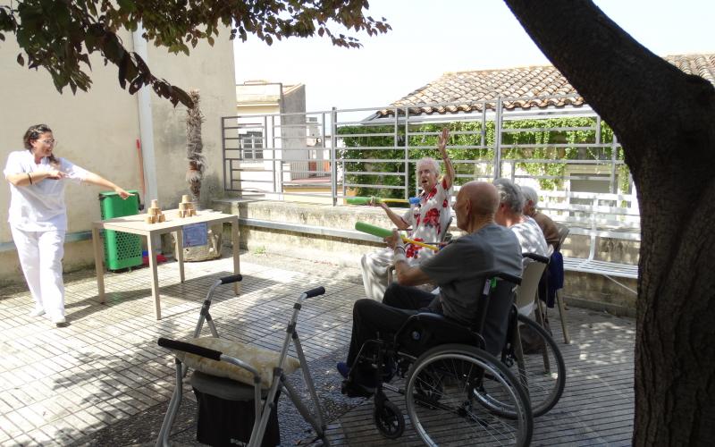 Gimcana refrescant pels residents i usuaris de centre de dia i hospital de dia del Centre Geriàtric Maria Gay de Girona