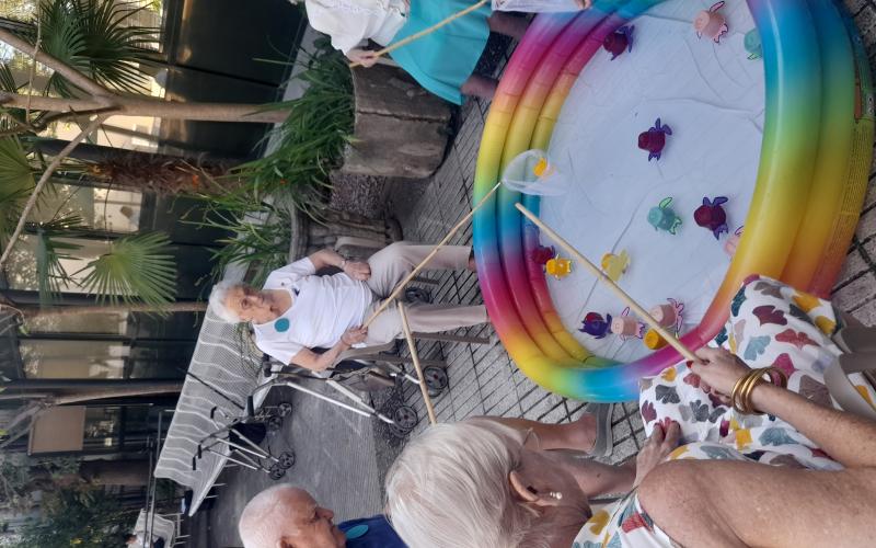 Imagen de la prueba de pesca de la yincana del Centre Geriàtric Maria Gay de Girona