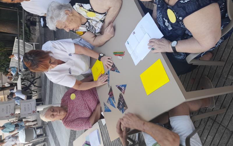 Imagen de la prueba de pesca de la yincana del Centro de día del Centre Geriàtric Maria Gay de Girona