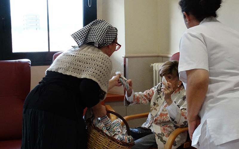 Visita de la Castanyera al Centre Geriàtric Maria Gay de Girona