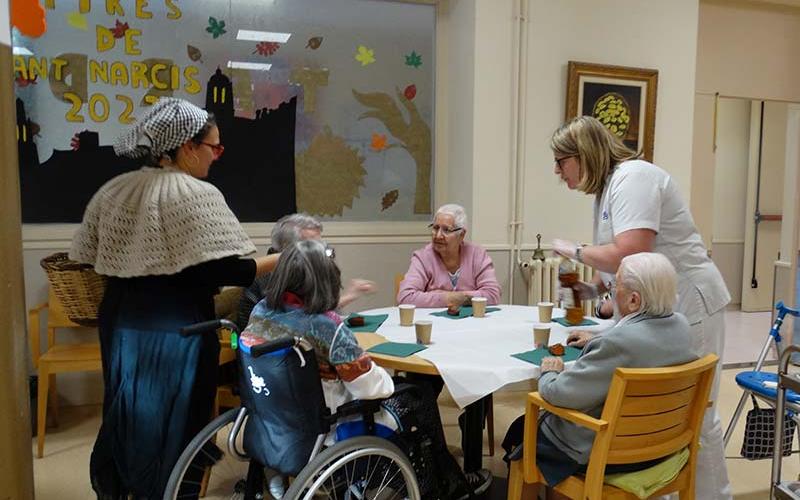 Visita de la Castanyera al Centre Geriàtric Maria Gay de Girona