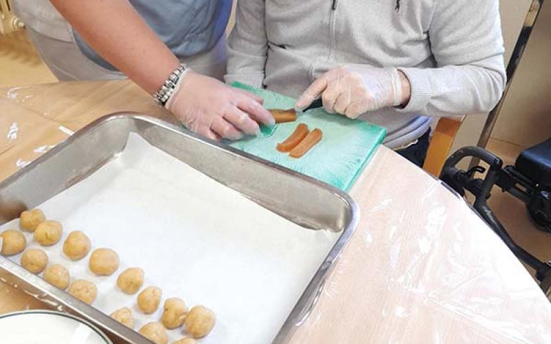 Taller de panellets al Centre Geriàtric Maria Gay de Girona