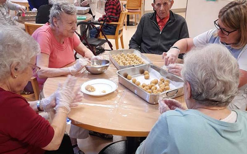 Taller de panellets al Centre Geriàtric Maria Gay de Girona