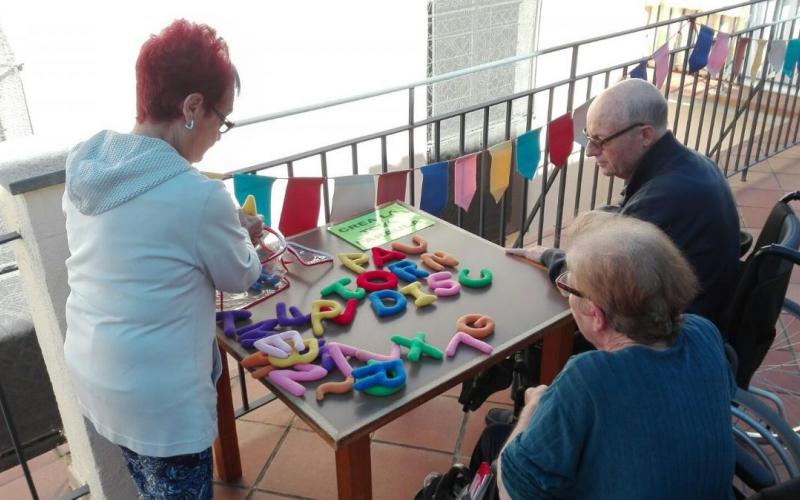 Matinal de gincana en el Centro Geriátrico Maria Gay, para celebrar el Día Internacional de los Mayores