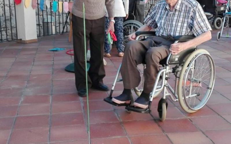 Matinal de gincana en el Centro Geriátrico Maria Gay, para celebrar el Día Internacional de los Mayores