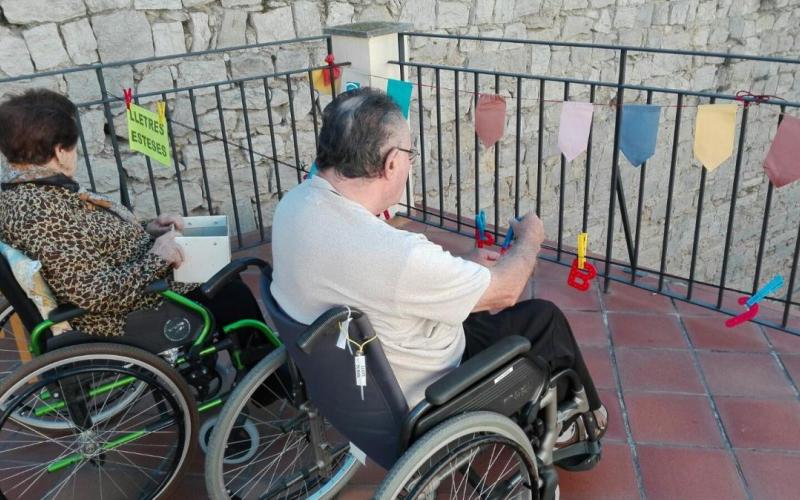 Matinal de gincana en el Centro Geriátrico Maria Gay, para celebrar el Día Internacional de los Mayores