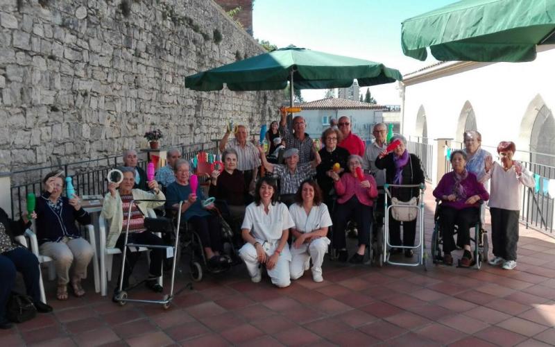 Foto de grup de la matinal de Gimcana al Centre Maria Gay per celebrar el Dia Internacional de la Gent Gran