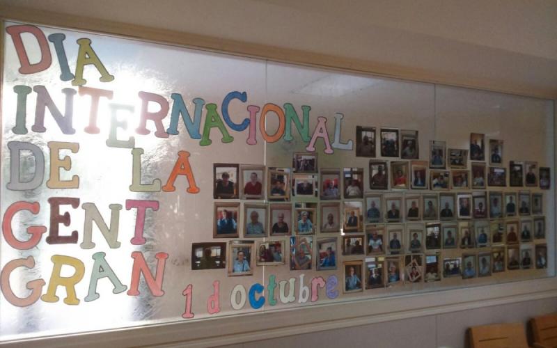 Mural para celebrar el Día Internacional de los Mayores, en el Centro Geriátrico Maria Gay