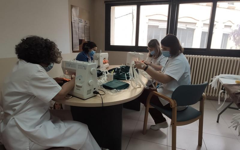 Voluntàries treballadores del Centre fent mascaretes de roba per tots nosaltres