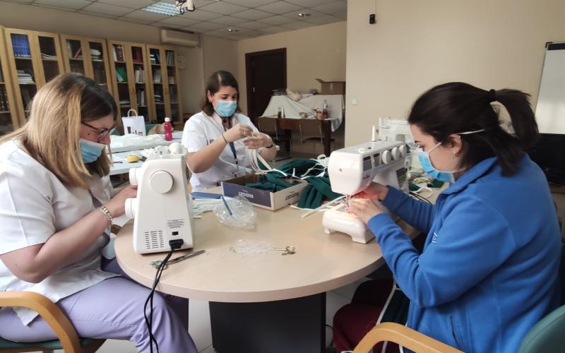 Voluntàries treballadores del Centre fent mascaretes de roba per tots nosaltres