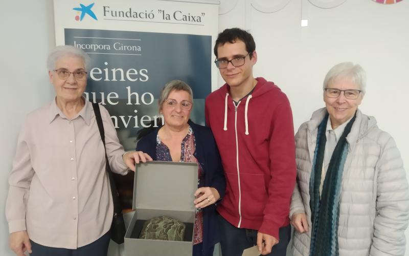 Gerard y representantes del Centre Geriàtric Maria Gay recogiendo el premio Incorpora 2022