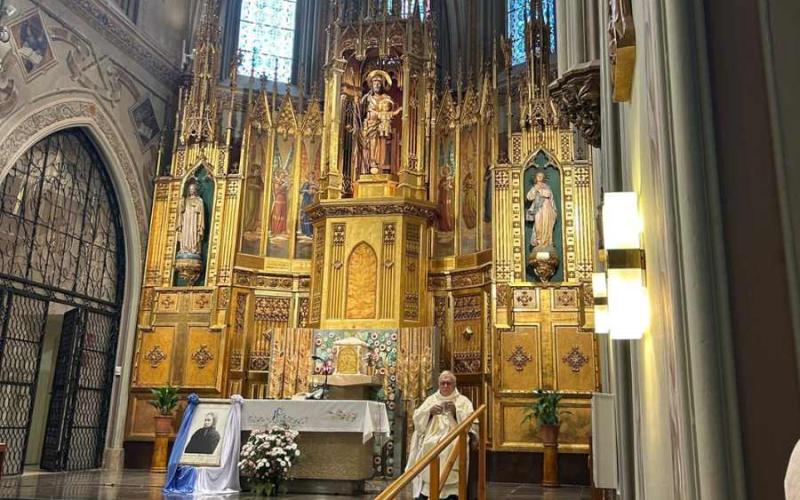 La Misa dirigida por el mosén en nuestra Iglesia.