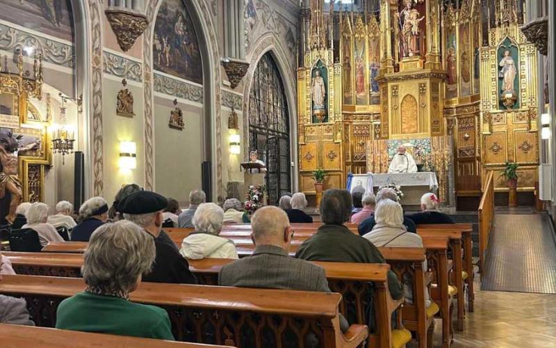 La Missa dirigida pel mossèn a la nostre Esglèsia.