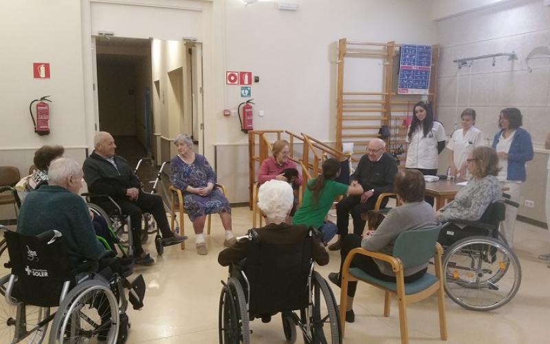 Reiniciem la teràpia amb cans al Centre Maria Gay de Girona