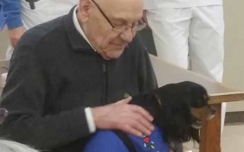 Reiniciem la teràpia amb cans al Centre Maria Gay de Girona