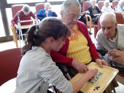 Bingo con la Escuela Cor de Maria en el Centre Geriàtric Maria Gay