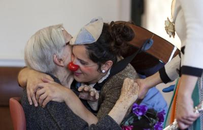 Teràpia amb pallassos per a gent gran. Centre Geriàtric Maria Gay