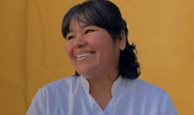 Roxana Pilar Ortega, auxiliar de geriatría, quien aprende catalán para mejorar la comunicación en sus cuidados.