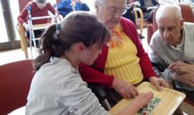 Bingo con la Escuela Cor de Maria en el Centre Geriàtric Maria Gay